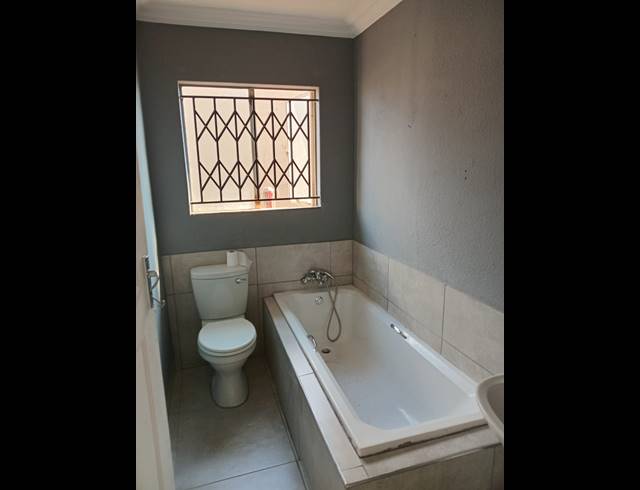 3 BEDROOM HOUSE FOR SALE IN STRETFORD